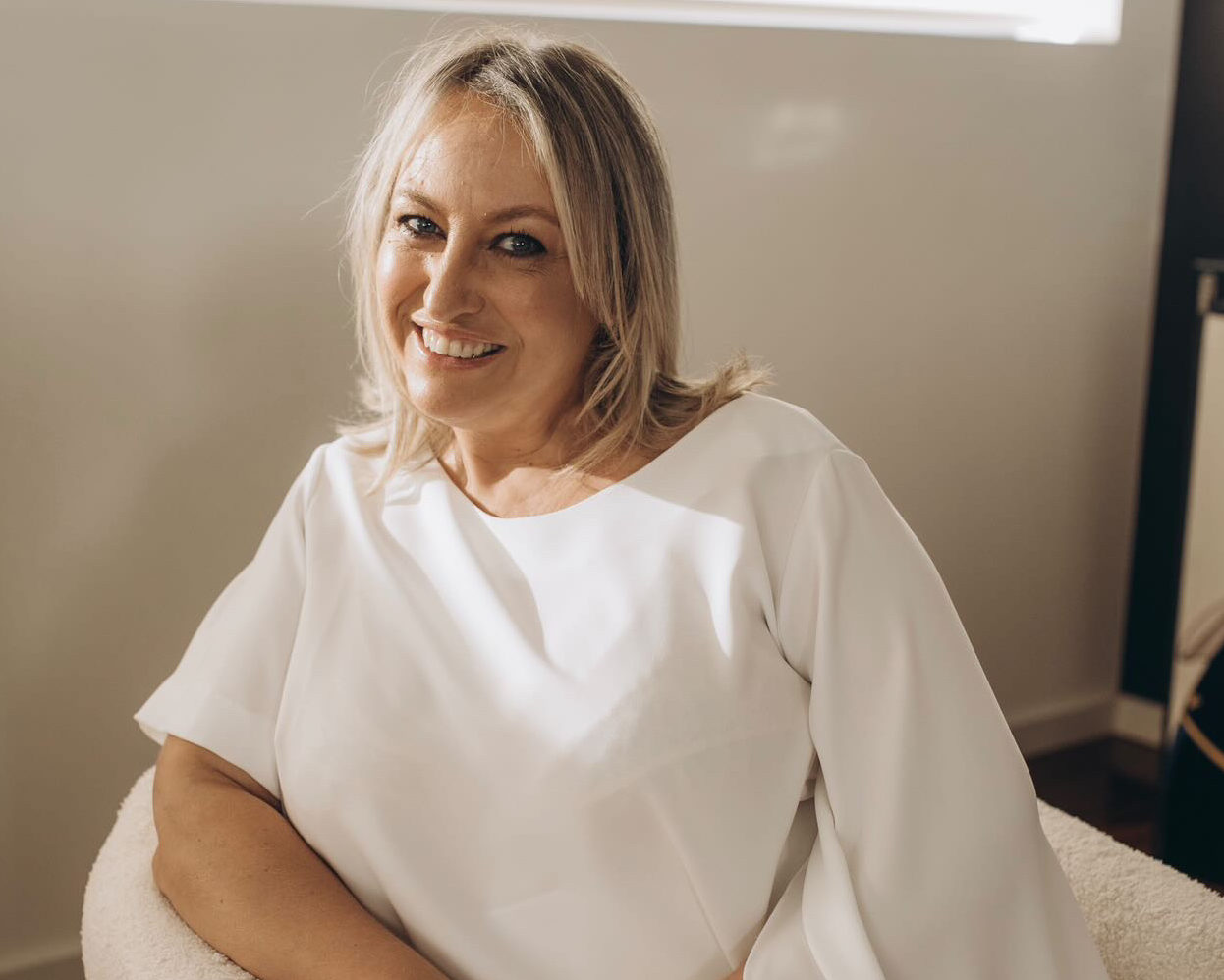 Anabela da Cunha Vaz convida o leitor a atravessar os ciclos da vida e a renascer pela palavra